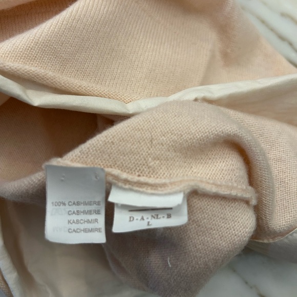 Brunello Cucinelli Cashmere Light Pink V-Neck Sweater - Picture 6 of 6